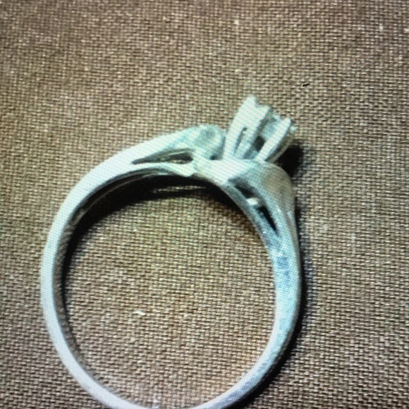 Sterling Silver and Zirconia Ring - Picture 2 of 3